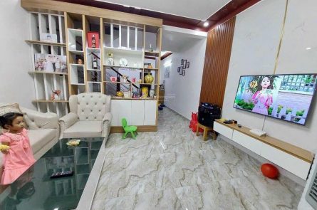 CHỈ HƠN 1 TỶ, Ô TÔ ĐỖ CỬA, NGAY CHỢ HOÀNG MAI