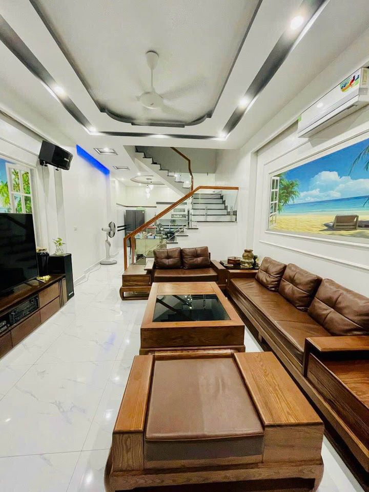 BÁN NHÀ 3 TẦNG ĐỘC LẬP GẦN CHỢ HOÀNG HUY