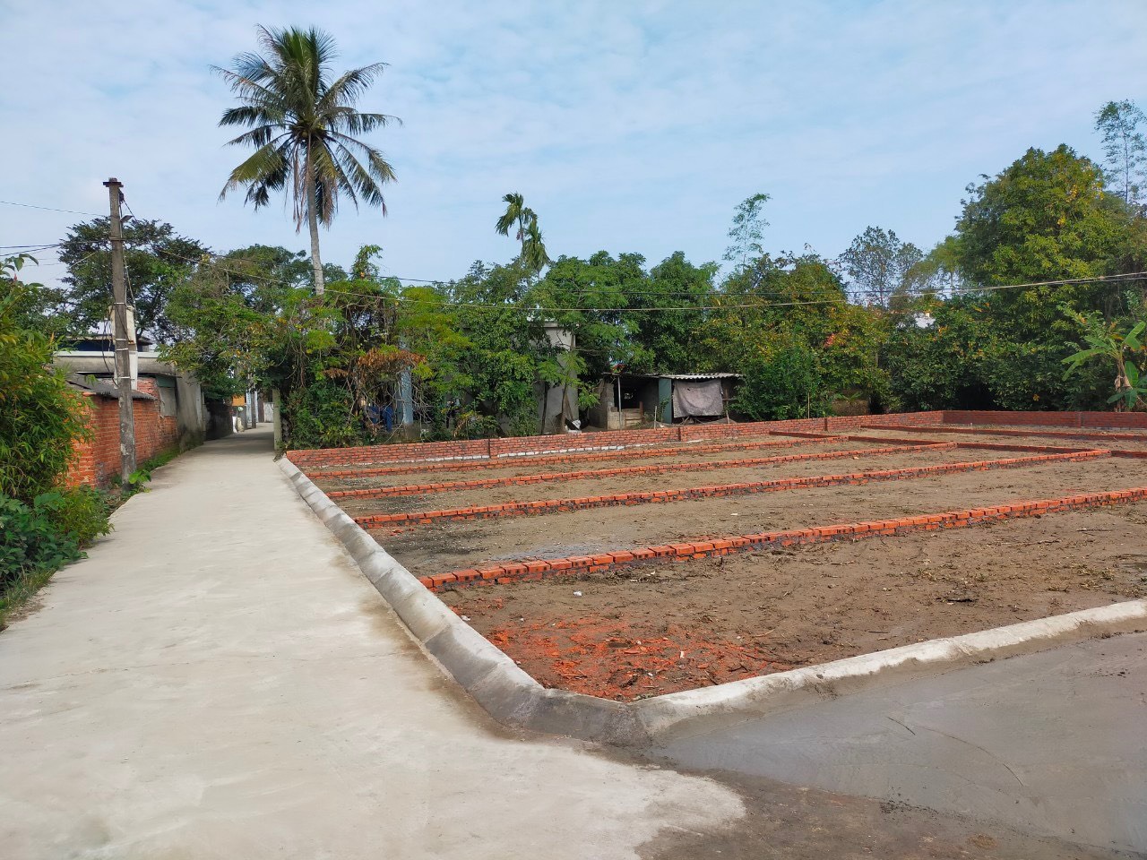 Bán lô 2MT, đường 5m, có sân đỗ xe riêng, ở gần VinHomes 240ha Dương Kinh.