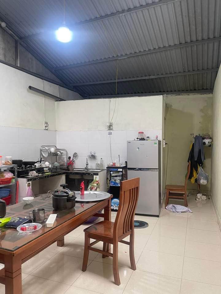 BÁN ĐẤT TẶNG NHÀ CẤP 4 CÓ SÂN CỔNG SẠCH ĐẸP VỀ Ở LUÔN