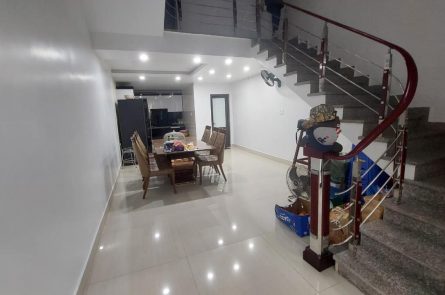 Bán nhà mặt ngõ rộng tại Tô Hiệu.