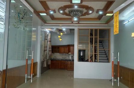 Nhà dân xây độc lập, lô góc, có sân cổng tại Chợ Đôn - Thiên Lôi, ô tô đỗ cửa và vào nhà thoải mái.