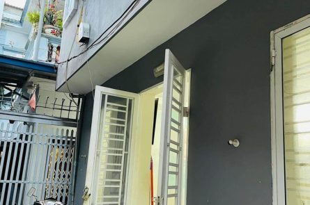 BÁN căn nhà nhỏ xinh, sạch sẽ ở ngay chợ Hàng, khu dân cư đông đúc, thuận tiện mọi tuyến đường, ngõ nông, cách đường chỉ 30m.
