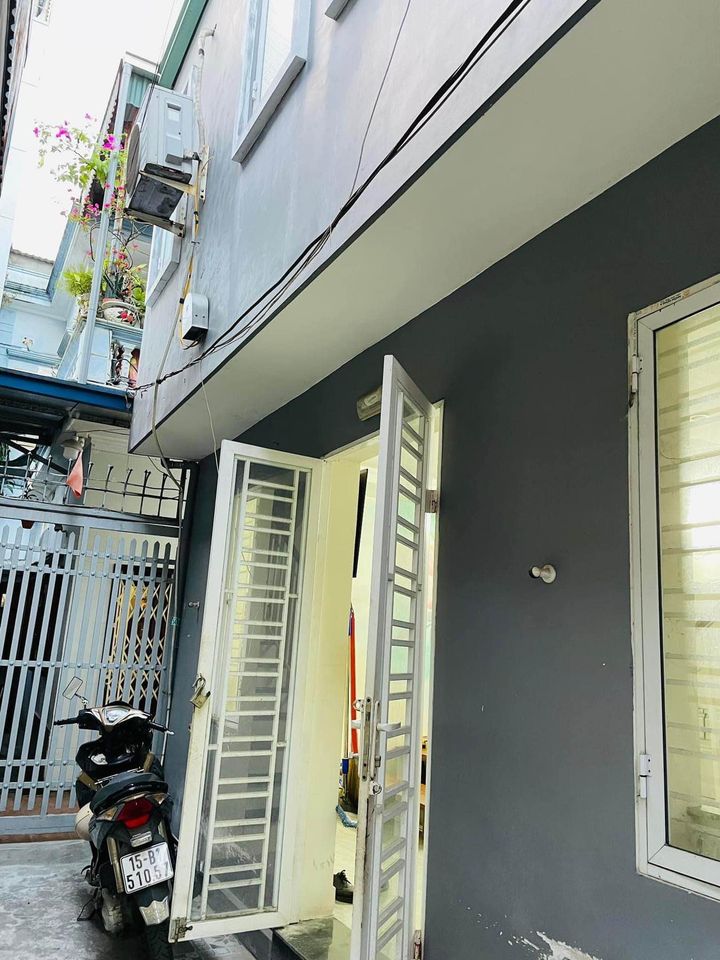 BÁN căn nhà nhỏ xinh, sạch sẽ ở ngay chợ Hàng, khu dân cư đông đúc, thuận tiện mọi tuyến đường, ngõ nông, cách đường chỉ 30m.